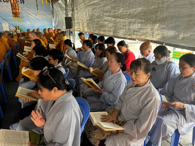 Phật tử tụng kinh cầu nguyện