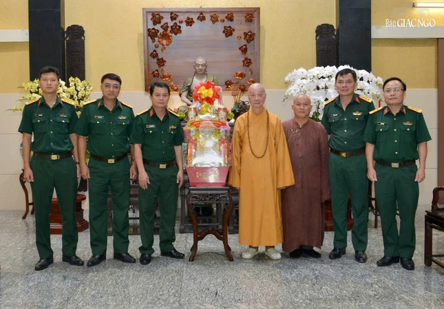 Phái đoàn Bộ Tư lệnh TP.HCM chúc Tết Đức Pháp chủ