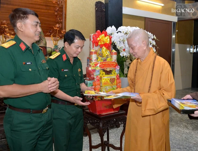 Đức Pháp chủ GHPGVN tặng giai phẩm Giác Ngộ Xuân Ất Tỵ đến Thượng tá Nguyễn Văn Trung và các thành viên của phái đoàn