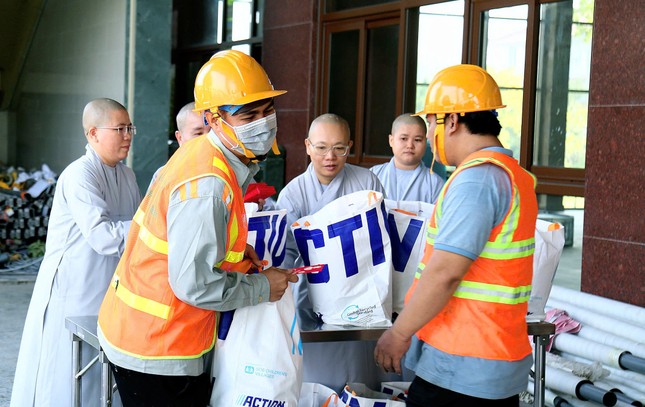 Trao quà đến các công nhân đang lao động công trình tại cơ sở II của Học viện