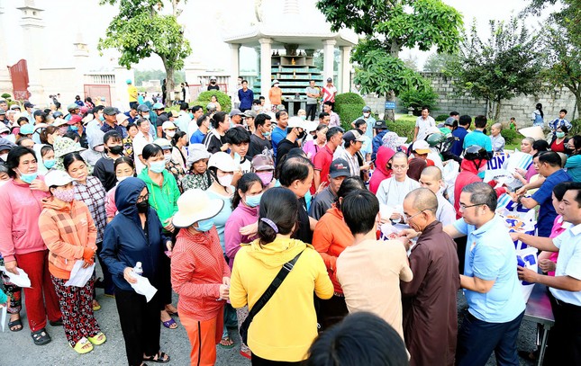 Người dân đến nhận quà