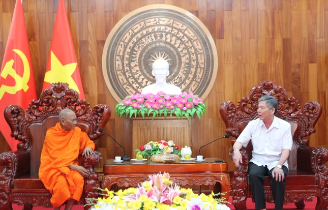 Hòa thượng Thạch Sok Xane và ông Ngô Chí Cường