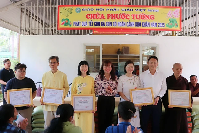 Bà Trần Thị Hồng Nhiên trao Giấy cảm ơn của Chủ tịch HĐND xã Phong Phú đến chùa Phước Tường và các nhà tài trợ