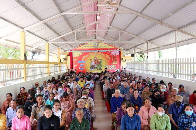 Người dân đến chùa Phước Tường nhận quà