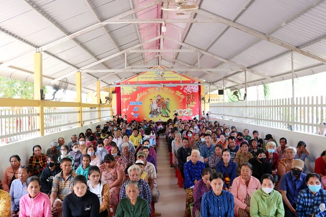 Người dân đến chùa Phước Tường nhận quà