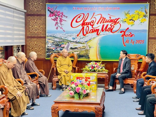 Ông Phạm Anh Tuấn, Phó Bí thư Tỉnh ủy, Chủ tịch UBND tỉnh thân mật đón tiếp đoàn