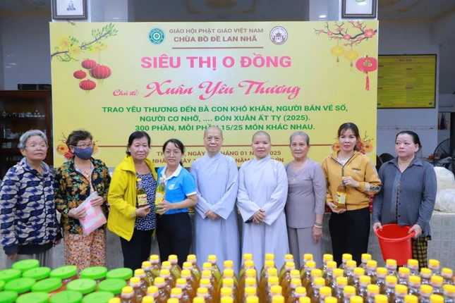 Bà con nhận quà từ Siêu thị 0 đồng do chùa Bồ Đề Lan Nhã tổ chức Bà con nhận quà từ Siêu thị 0 đồng do chùa Bồ Đề Lan Nhã tổ chức