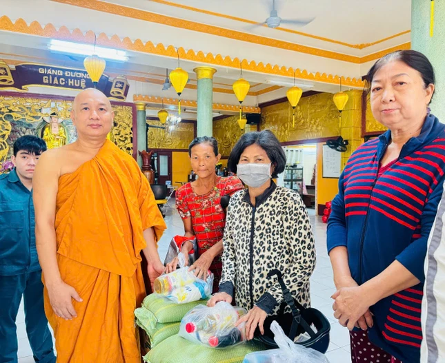 Chư Tăng tịnh xá Lộc Uyển trao quà đến người dân có hoàn cảnh khó khăn Chư Tăng tịnh xá Lộc Uyển trao quà đến người dân có hoàn cảnh khó khăn
