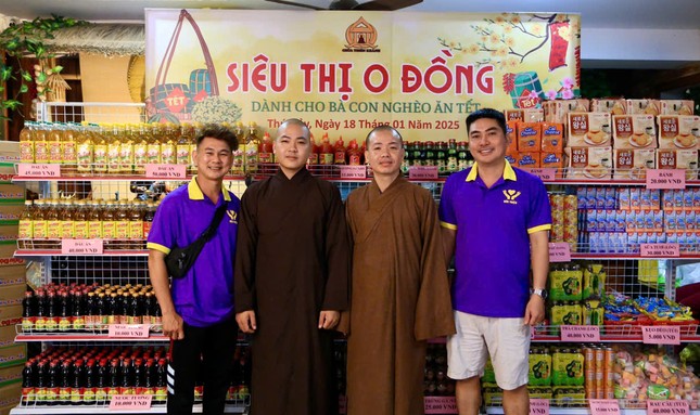 Chư Tăng chùa Thiên Khánh và các tình nguyện viên tổ chuẩn bị Siêu thị 0 đồng dành cho bà con nghèo ăn Tết