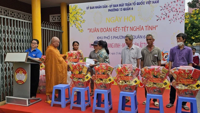 Hòa thượng Thích Giác Pháp trao quà đến bà con tại Ngày hội "Xuân đoàn kết - Tết nghĩa tình" Hòa thượng Thích Giác Pháp trao quà đến bà con tại Ngày hội "Xuân đoàn kết - Tết nghĩa tình"