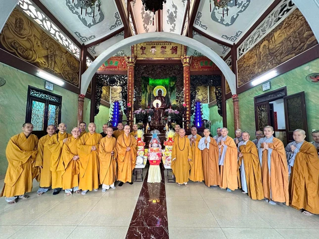 Lưu niệm cùng Trưởng lão Hòa thượng Thích Huệ Minh tại chùa Giác Uyển