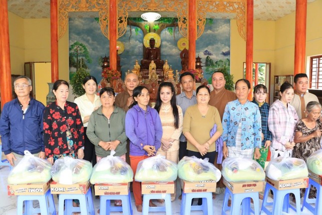 Chùa Giác Huệ trao quà đến gia đình thuộc diện nghèo, cận nghèo tại địa phương