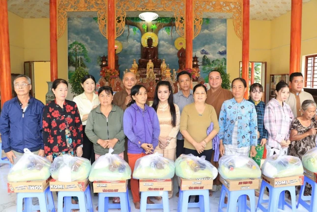 Chùa Giác Huệ trao quà đến gia đình thuộc diện nghèo, cận nghèo tại địa phương