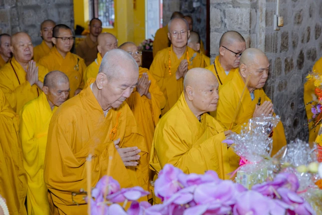 Chư tôn giáo phẩm dâng hương tưởng niệm