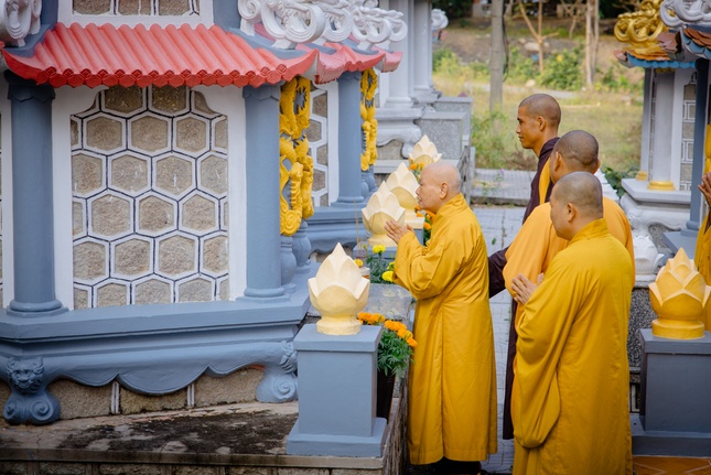 Tưởng niệm trước bảo tháp chư vị Tổ sư