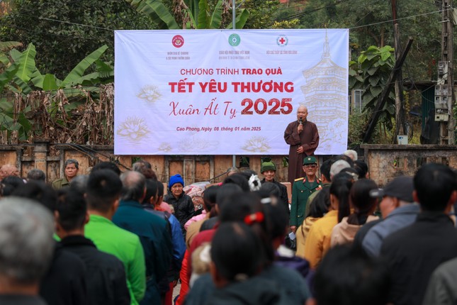 Thượng tọa Thích Thanh Phong thăm hỏi và chúc Tết đến bà con có hoàn cảnh khó khăn tại H.Cao Phong, Hòa Bình