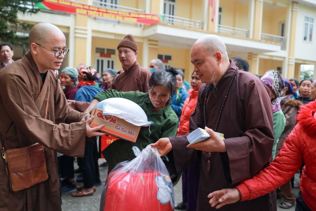Không khí ấm áp và tràn đầy tình người tại điểm phát quà xã Đồng Tân, H.Mai Châu, tỉnh Hòa Bình