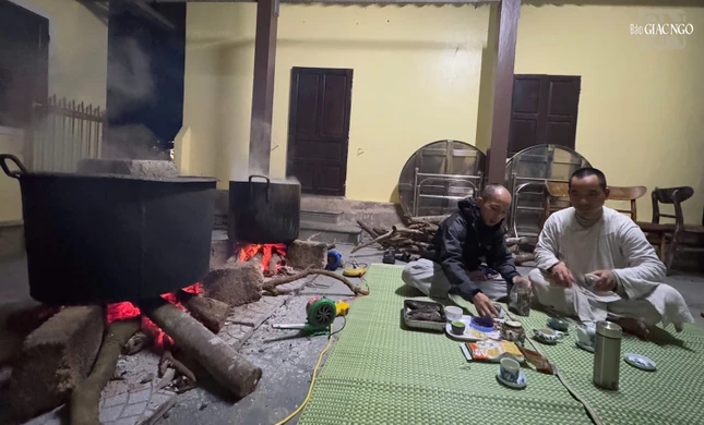 Huynh đệ cùng nhau trông nồi bánh chưng những ngày cuối năm