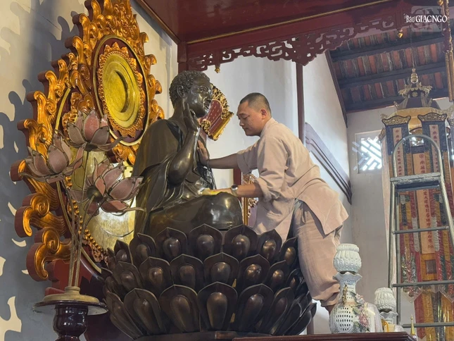 Lau chùi tượng Phật