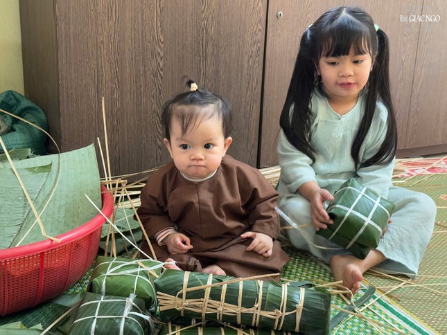 Hai cháu Tường Hân, Tuệ Hân được bố mẹ đưa đi chùa từ nhỏ để tiếp cận với những công việc của ngày Tết cổ truyền