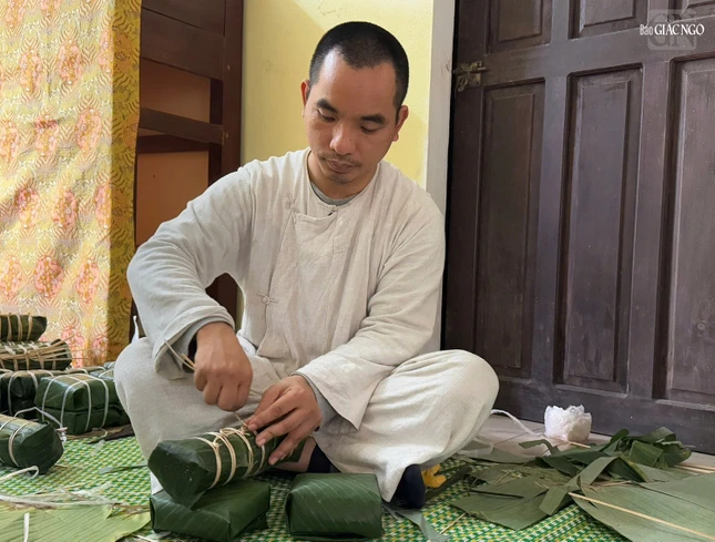 Truyền thống gói bánh Tết vẫn được giữ gìn tại các ngôi chùa xứ Huế