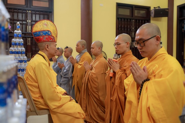 Đại đức trụ trì đại diện môn hạ đệ tử tác bạch khánh tuế Hòa thượng viện chủ