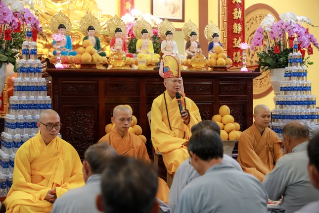 Hòa thượng viện chủ ban đạo từ