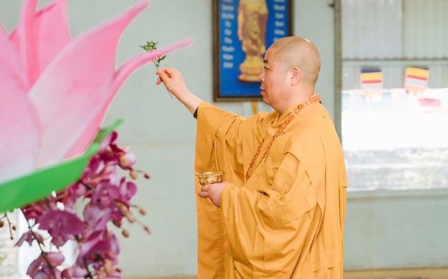 Hòa thượng Thích Thọ Lạc cử hành nghi thức sái tịnh Hòa thượng Thích Thọ Lạc cử hành nghi thức sái tịnh