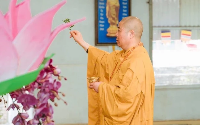 Hòa thượng Thích Thọ Lạc cử hành nghi thức sái tịnh