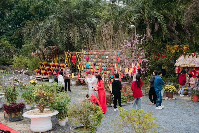 Phật tử và du khách thập phương đến chùa Tu chiêm bái và lễ Phật đầu năm