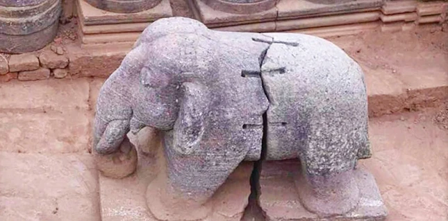 Tượng voi nguyên khối bị vỡ, dài 1,5 mét và cao 1,1 mét