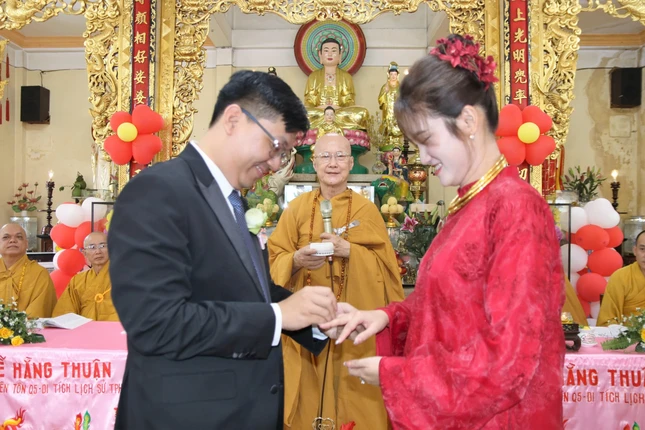 Lưu Gia Xương và vợ Ngô Ngọc Kim Ngân trao nhẫn cho nhau dưới sự chúc phúc của chư Tăng, gia đình hai bên - Ảnh: Minh Lý