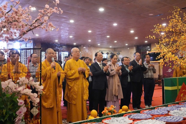 Niêm hương bạch Phật cử hành lễ khai bút, khai ấn cầu quốc thái dân an Niêm hương bạch Phật cử hành lễ khai bút, khai ấn cầu quốc thái dân an