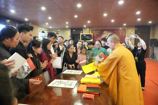 Tặng chữ đầu năm