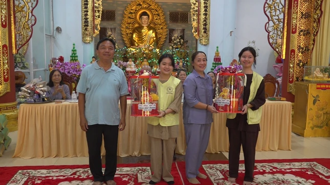 Trao quà đến các em học sinh