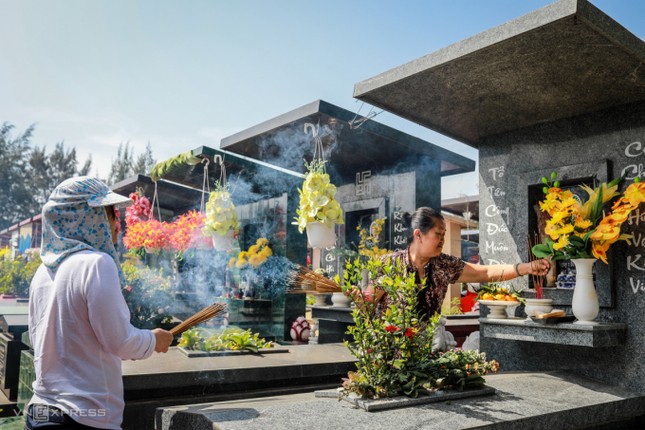 Người Việt tảo mộ - Ảnh: Thành Nguyễn