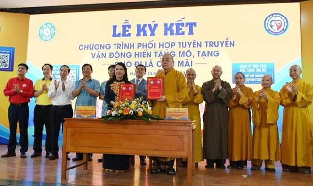 Lễ ký kết phối hợp "Chương trình đăng ký hiến tặng mô, tạng - Cho đi là còn mãi" của Hội Vận động hiến mô, bộ phận cơ thể người Việt Nam và GHPGVN - Ảnh: Phúc Thịnh