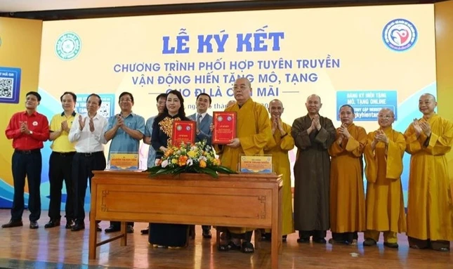 Lễ ký kết phối hợp "Chương trình đăng ký hiến tặng mô, tạng - Cho đi là còn mãi" của Hội Vận động hiến mô, bộ phận cơ thể người Việt Nam và GHPGVN - Ảnh: Phúc Thịnh