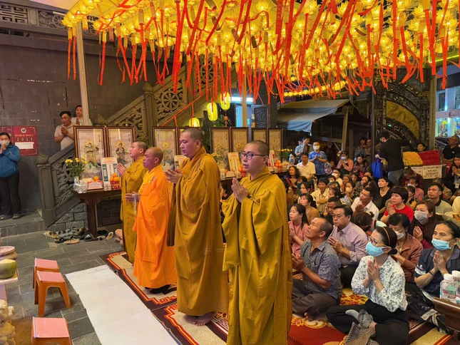 Chư tôn đức cử hành khóa lễ Chư tôn đức cử hành khóa lễ