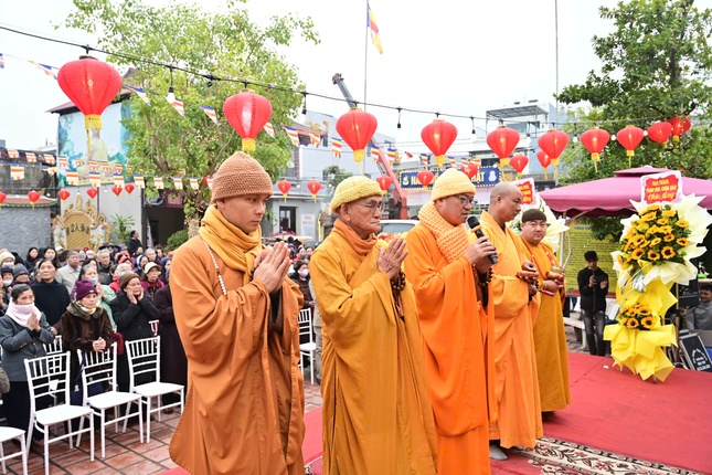 Chư tôn đức cử hành khóa lễ cầu nguyện