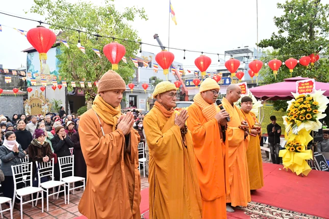 Chư tôn đức cử hành khóa lễ cầu nguyện