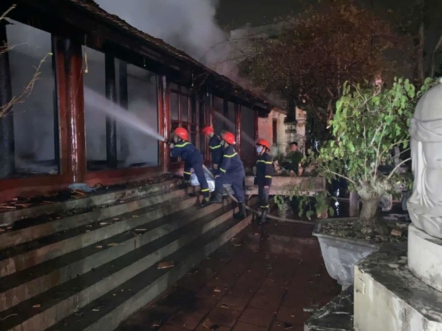 Hàng chục cán bộ, chiến sĩ tham gia chữa cháy