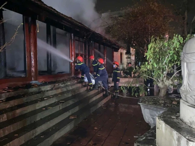 Hàng chục cán bộ, chiến sĩ tham gia chữa cháy