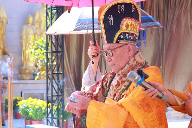 Trưởng lão Hòa thượng Thích Nhật Quang cử hành nghi thức an vị tôn tượng Đức Phật Bổn Sư Thích Ca Mâu Ni