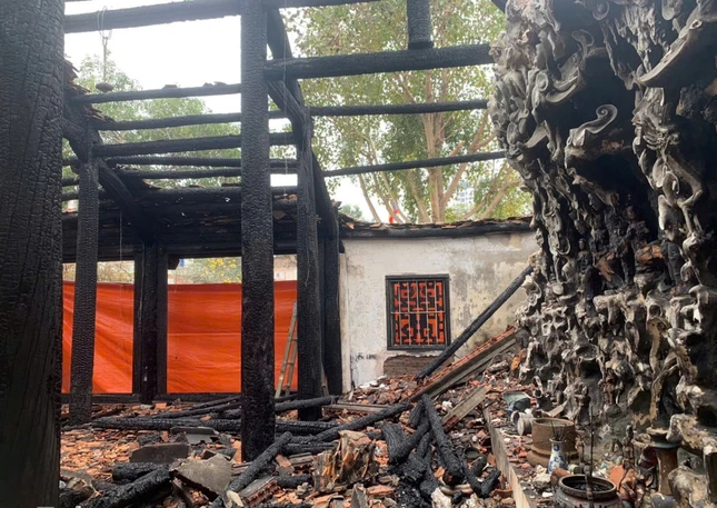 Bức Thập điện Diêm vương ở hai bên hành lang bị cháy hoàn toàn - Ảnh: Gia Chính Bức Thập điện Diêm vương ở hai bên hành lang bị cháy hoàn toàn - Ảnh: Gia Chính