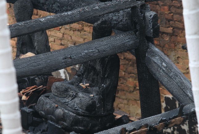 Hầu hết các pho tượng bị thiêu rụi - Ảnh: Gia Chính