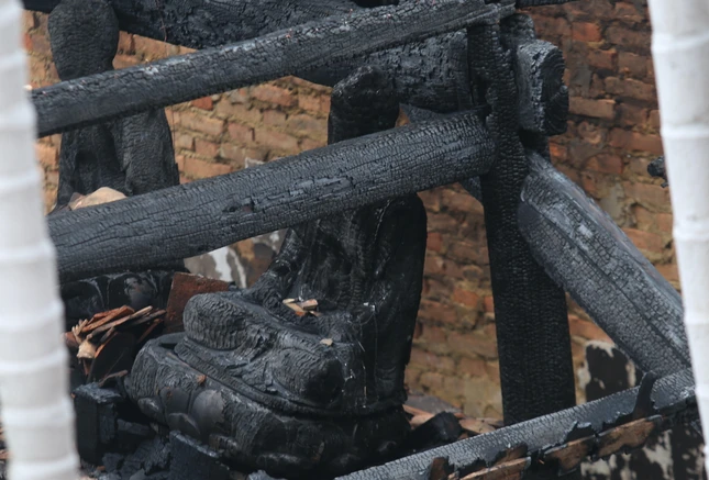 Hầu hết các pho tượng bị thiêu rụi - Ảnh: Gia Chính Hầu hết các pho tượng bị thiêu rụi - Ảnh: Gia Chính