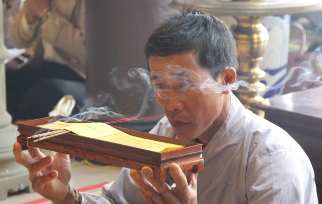 Phật tử đại diện đội sớ cầu an ngày rằm tháng Giêng