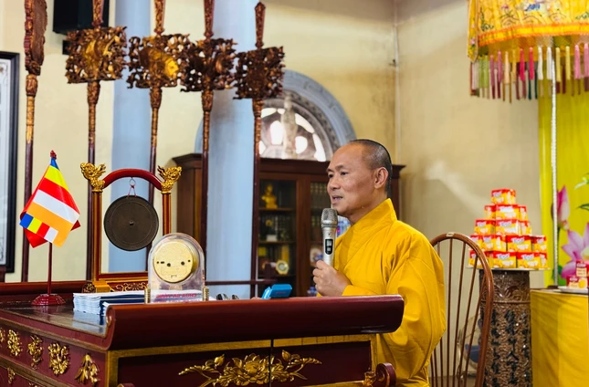 Thượng tọa Thích Giác Minh chúc mừng tuổi thọ các Phật tử Thượng tọa Thích Giác Minh chúc mừng tuổi thọ các Phật tử