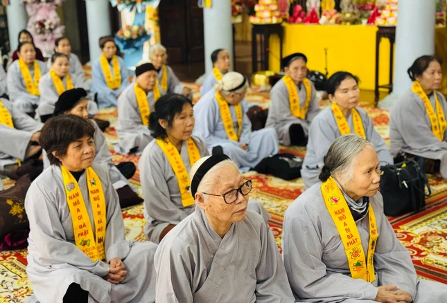 Các Phật tử cao niên dự lễ Các Phật tử cao niên dự lễ